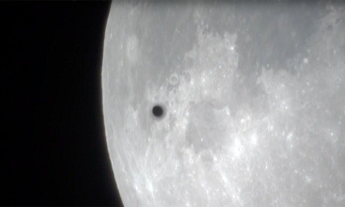 Vật thể lạ màu đen bay ngang qua siêu trăng ở Mỹ