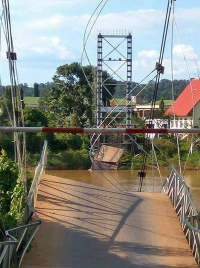 Cầu treo sập, nhiều người rơi xuống sông Đồng Nai