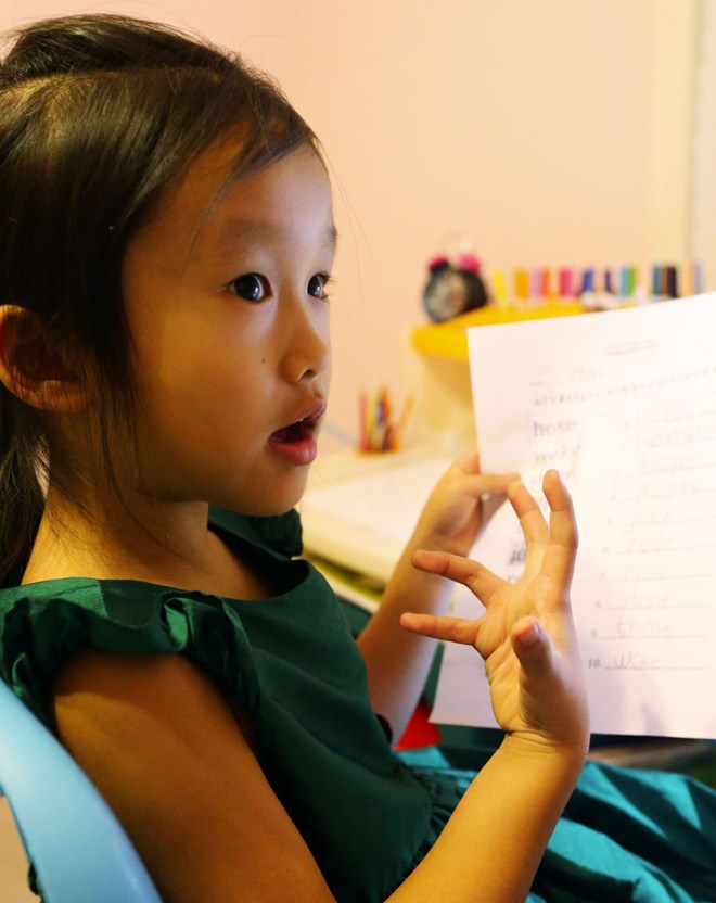 Ấn tượng bé gái gốc Việt 6 tuổi làm gia sư cho các trẻ em Việt Nam