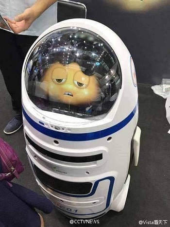 Robot Trung Quốc đập vỡ kính, gây thương tích cho con người