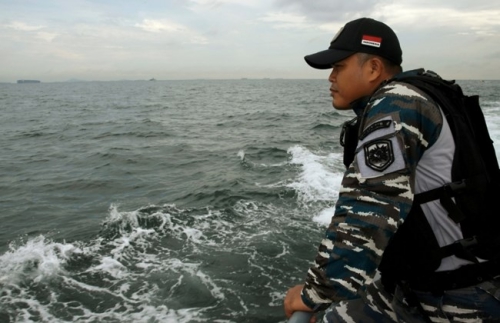 Tiếp tục tìm kiếm 15 người mất tích do chìm tàu ở Indonesia