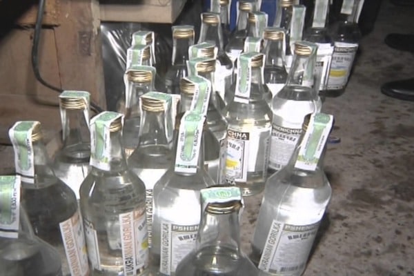 Tại chợ Cây số 7 Odessa, các nhân viên thực thi pháp luật tịch thu 1,5 tấn rượu giả