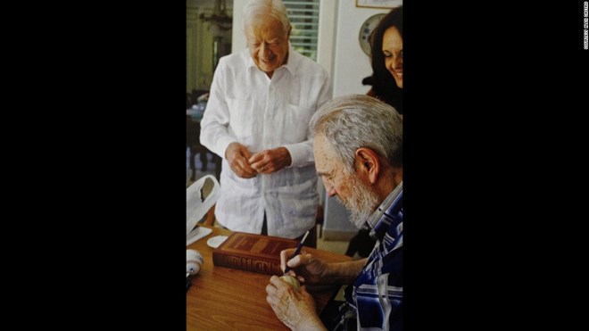 Hình ảnh cuối đời của cố Chủ tịch Fidel Castro qua ống kính con trai