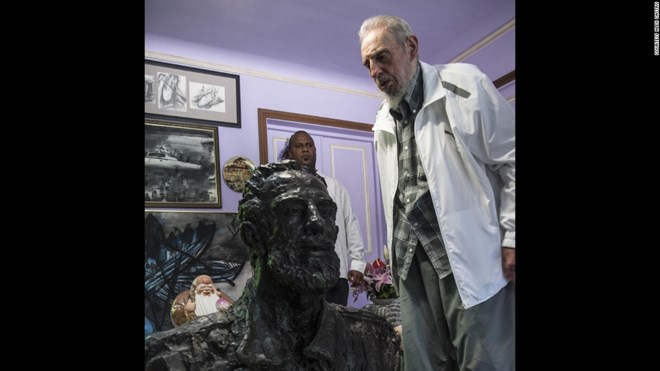 Hình ảnh cuối đời của cố Chủ tịch Fidel Castro qua ống kính con trai