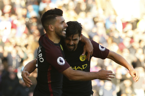 Cú đúp của Aguero giúp Man City chiếm ngôi đầu Ngoại hạng Anh