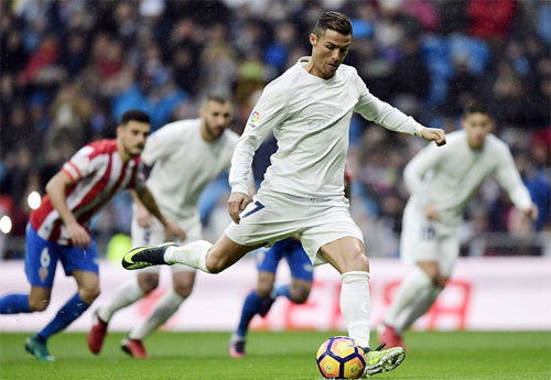 Ronaldo ghi cả hai bàn, Real vượt trước bảy điểm so với Barca