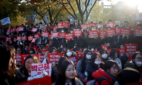 Ba lý do khiến người Hàn Quốc sục sôi vì bê bối của tổng thống