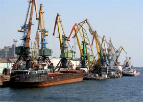 Các nhân viên viện kiểm sát quân sự khám xét cảng Kherson