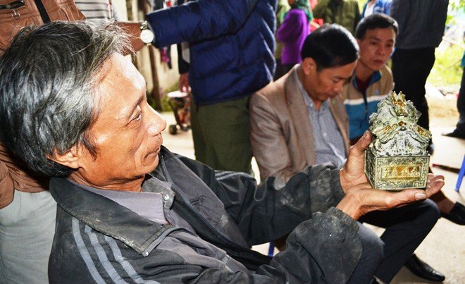 Người dân đào được vật giống ấn tín của vua tại vườn