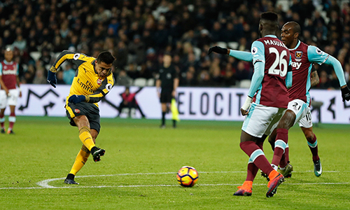 Sanchez lập hattrick, Arsenal lên nhì bảng