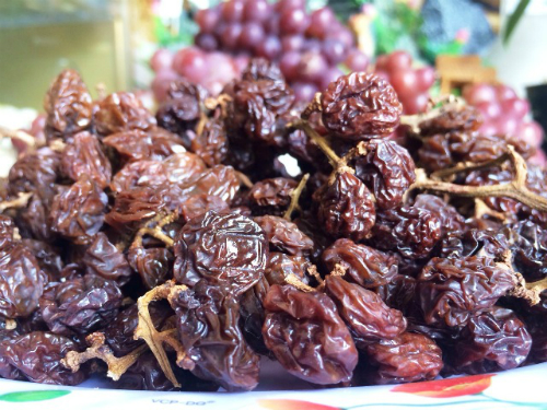 Nho nguyên chùm, dưa lưới sấy khô hút khách mùa Tết