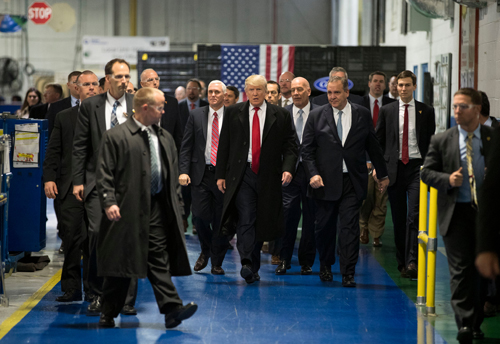 Đòn 'cây gậy và củ cà rốt' để nước Mỹ vĩ đại trở lại của Trump
