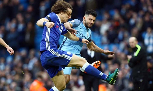 Aguero bị treo giò bốn trận vì cú đạp David Luiz