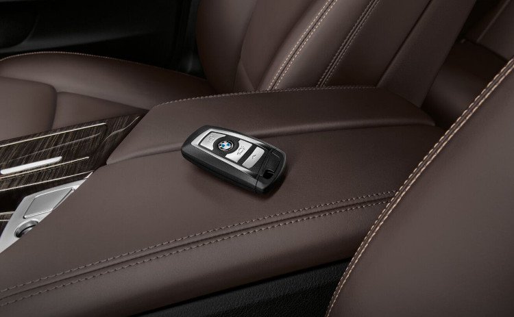 Sử dụng công nghệ khóa xe từ xa của BMW để nhốt trộm