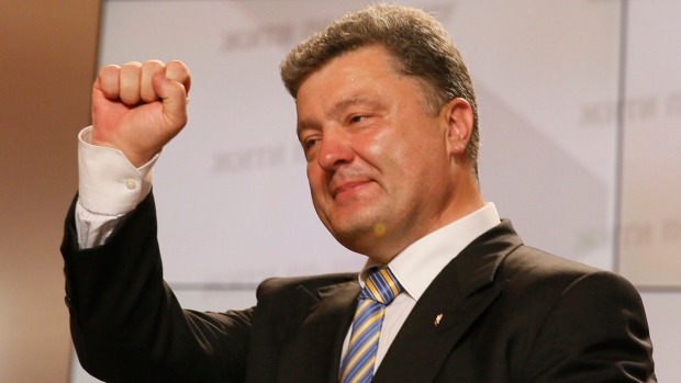 Tổng thống Ukraine Poroshenko tặng danh hiệu " Mẹ - anh hùng" cho hơn một ngàn phụ nữ Ukraine