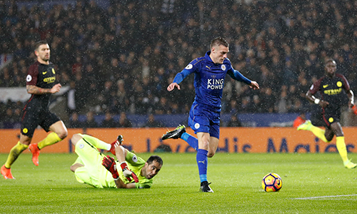 Vardy lập hattrick, Leicester đánh bại Man City