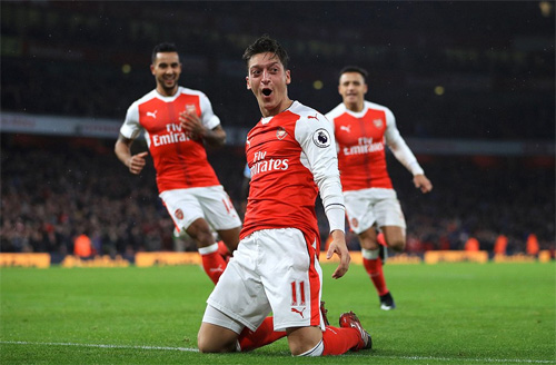 Chiến thắng ngược dòng đưa Arsenal lên đầu bảng Ngoại hạng Anh