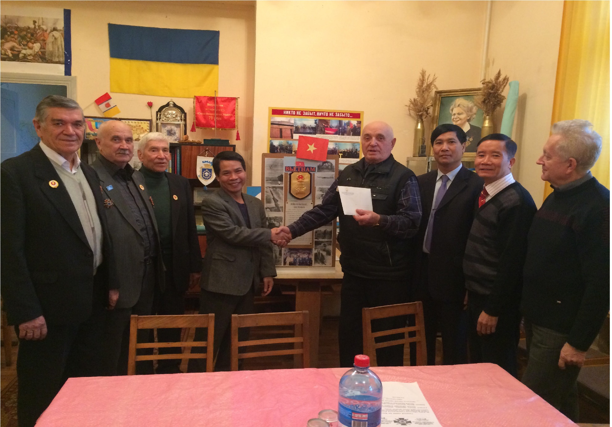 Hội CCB tỉnh Odessa đến thăm hỏi và tặng quà các cựu chiến binh Ucraina