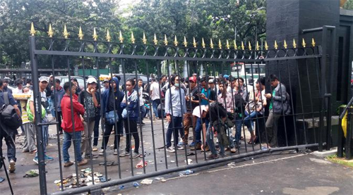 Biển người ở Indonesia xếp hàng mua vé chung kết AFF Cup 2016