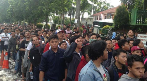 Biển người ở Indonesia xếp hàng mua vé chung kết AFF Cup 2016