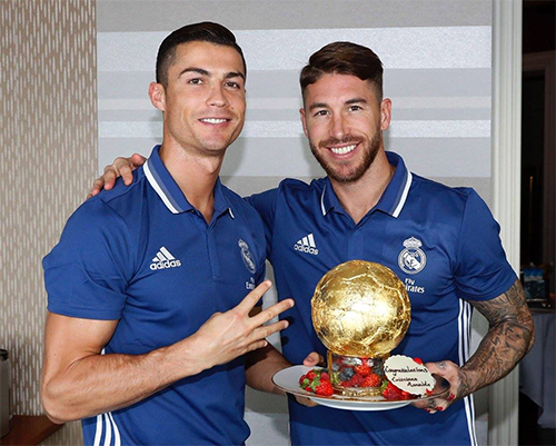 Ronaldo nhận thêm một 'Quả Bóng Vàng' từ Real Madrid