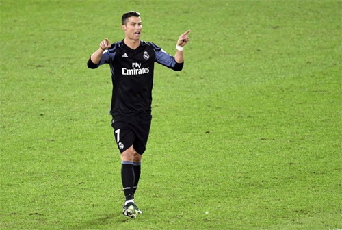 Ronaldo cán đích 500 bàn trước Messi