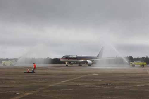 Dàn mỹ nữ mặc váy sặc sỡ chào đón Trump trong tour cảm ơn người ủng hộ