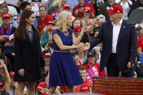 Dàn mỹ nữ mặc váy sặc sỡ chào đón Trump trong tour cảm ơn người ủng hộ