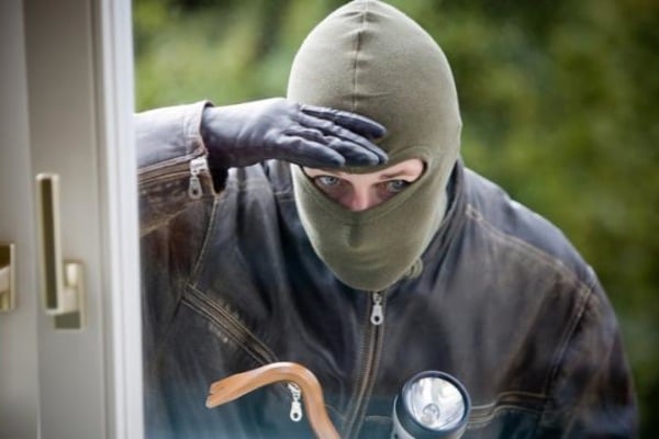 Tại thủ đô Kiev, ba tên cướp có vũ trang đột nhập cướp nhà riêng