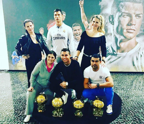 Mẹ Ronaldo đăng ảnh khoe bốn Quả Bóng Vàng của con trai