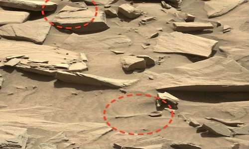 Vật thể giống chiếc thìa lẫn trong cát bụi sao Hỏa
