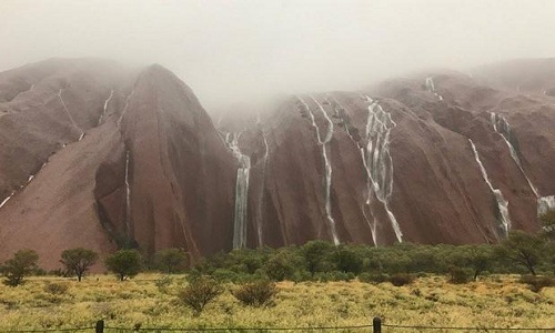 Mưa kỷ lục trên sa mạc Australia tạo thành vô số thác nước