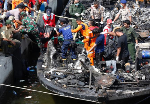 Tàu chở khách ở Indonesia bốc cháy, 23 người thiệt mạng