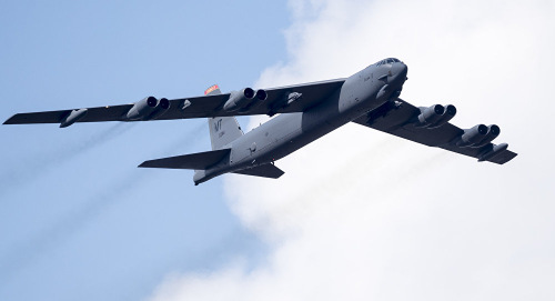 Oanh tạc cơ B-52 Mỹ rơi động cơ khi đang bay