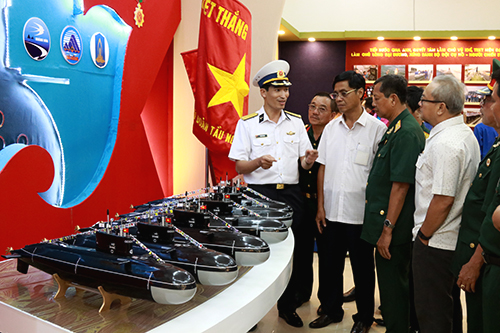 Bức phù điêu biểu tượng của 6 tàu ngầm Kilo Việt Nam