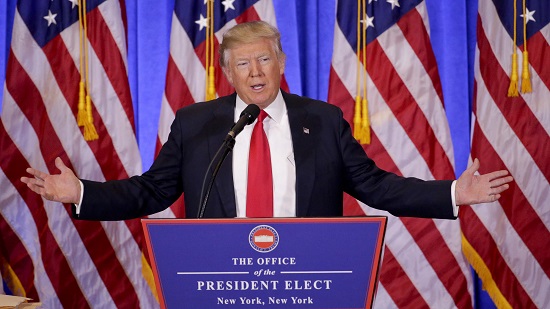 Sóng gió bao trùm họp báo đầu tiên của ông Trump