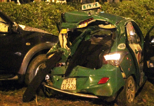 Hai ôtô văng khỏi đường Sài Gòn sau tai nạn, 4 người bị thương