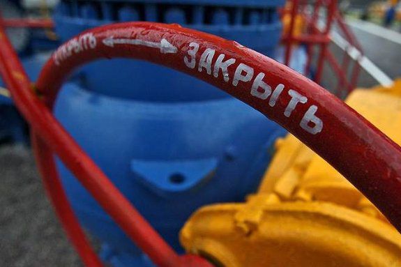 Phản đối việc ngắt khí đốt cho lò sưởi, những người dân ngoại ô Odessa phong tỏa và chọc thủng lốp xe của các nhân viên thuộc công ty gas