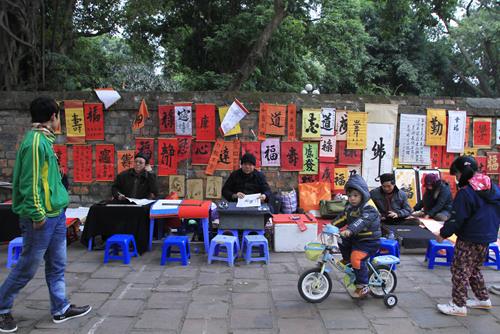 Lãnh đạo Sở Văn hoá Hà Nội: 'Ông đồ viết chữ trên hè phố là rởm'