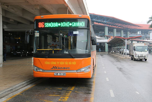 Thứ trưởng Giao thông yêu cầu thêm xe buýt chạy đêm ở sân bay Nội Bài
