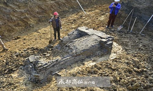 Tượng lính gác, tiền xu trong cổ mộ thương gia Trung Quốc