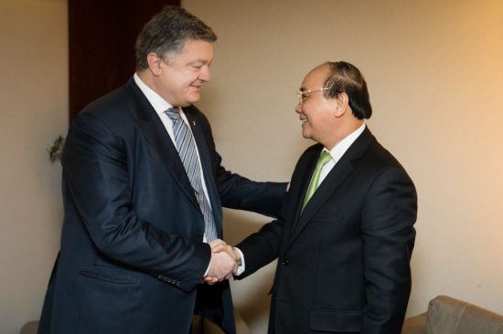 Tổng thống Ukraine Petr Porrosenko hội kiến với Thủ tướng chính phủ Việt nam Nguyễn Xuân Phúc tại diễn đàn kinh tế thế giới Davos