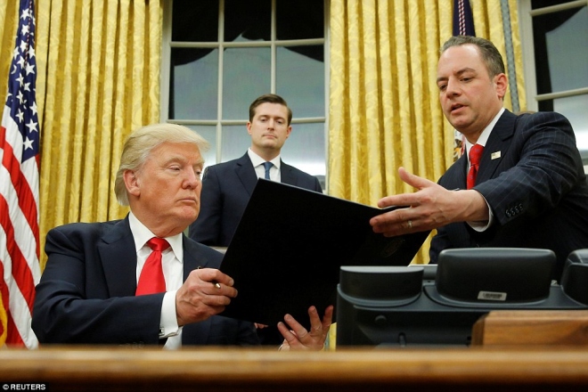 Giờ phút đầu tiên của tân Tổng thống Donald Trump tại Nhà Trắng