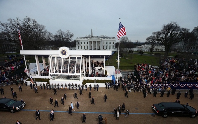 Giờ phút đầu tiên của tân Tổng thống Donald Trump tại Nhà Trắng