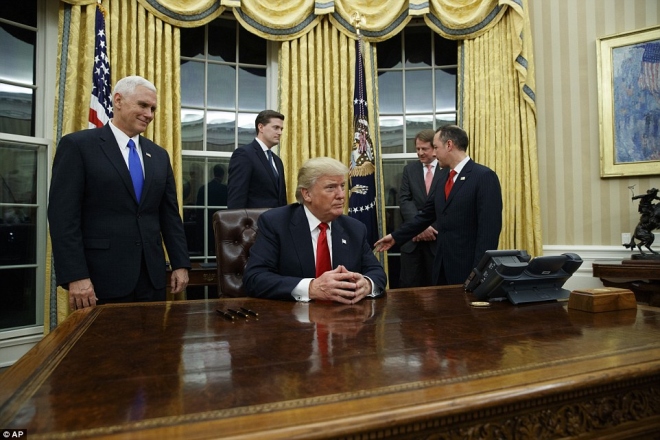Giờ phút đầu tiên của tân Tổng thống Donald Trump tại Nhà Trắng