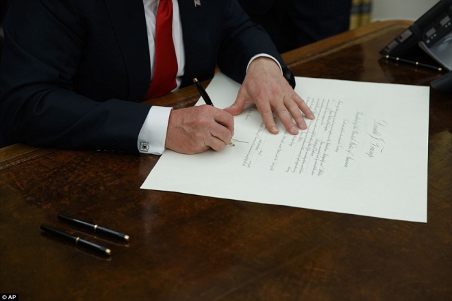 Giờ phút đầu tiên của tân Tổng thống Donald Trump tại Nhà Trắng