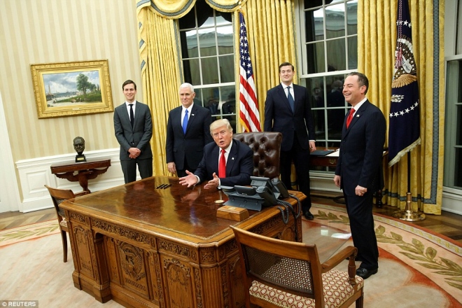 Giờ phút đầu tiên của tân Tổng thống Donald Trump tại Nhà Trắng