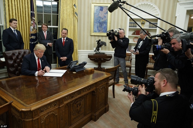 Giờ phút đầu tiên của tân Tổng thống Donald Trump tại Nhà Trắng
