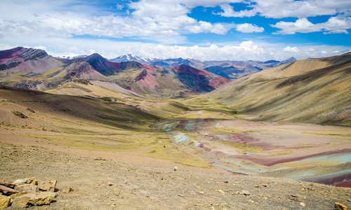 Nguồn gốc màu sắc rực rỡ như cầu vồng của núi thiêng ở Peru