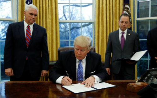Donald Trump ký lệnh rút Mỹ khỏi TPP